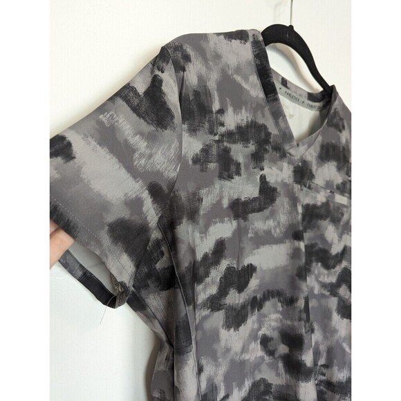 Fabletics Scrub Top Womens Large Black Tie Dye Performance - Picture 3 of 12